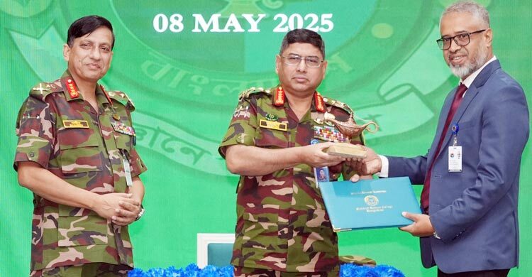 ক্যাপস্টোন কোর্স ফেলোদের সনদ বিতরণ করলেন সেনাপ্রধান